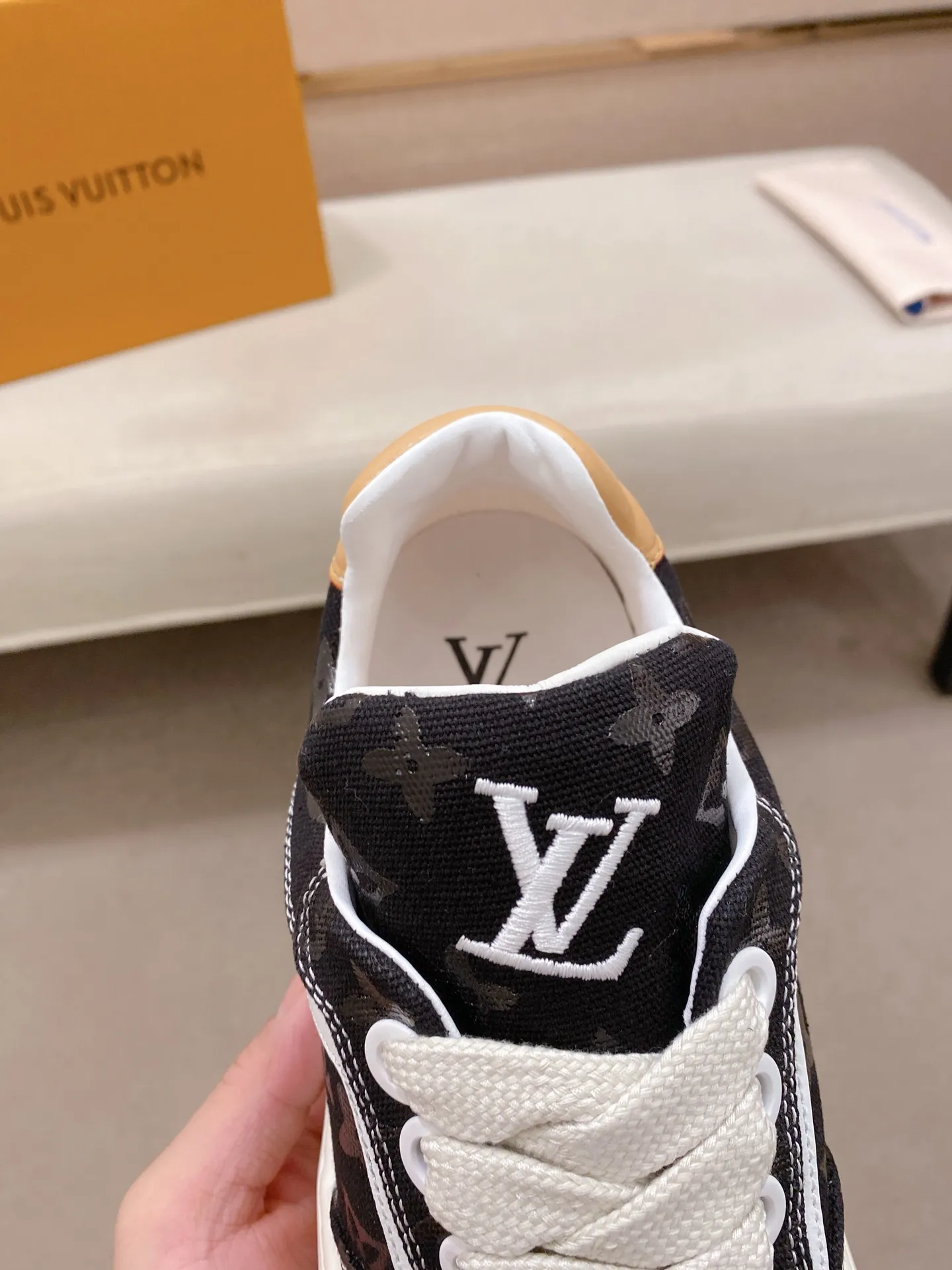 Factory price: 480💰 LV 🫏The colorful interpretation of BUTTERSOFT sneakers combines sheepskin, The colorful interpretation of LV BUTTERSOFT sneakers combines sheepskin and calfskin for a super soft feel. Designed by Pharrell Williams, this '60s-inspired shoe features a padded upper that's been crafted by Louis Vuitton craftsmen to further enhance the comfort of the leather. In addition to the LV initials, it features multiple signatures, including natural leather trim and an embossed pattern of Pharrell Williams and lobster on the side, referencing the Fall/Winter 2025 men’s show. A must-have artifact for fashionistas✅ Code number 38-44